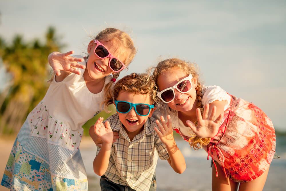 happy kids waving